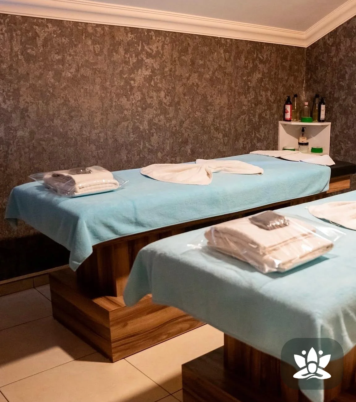 Sweet Masaj Salonu masaj odasında hazırlanmış tekli masa
