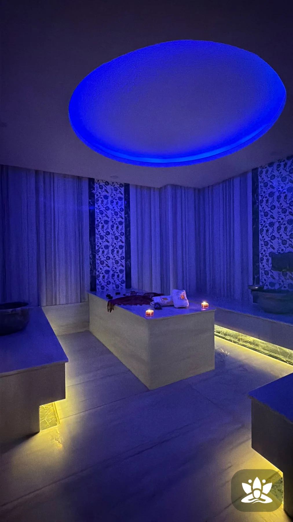 Sweet Masaj Salonu hamam alanında mavi aydınlatma detayı